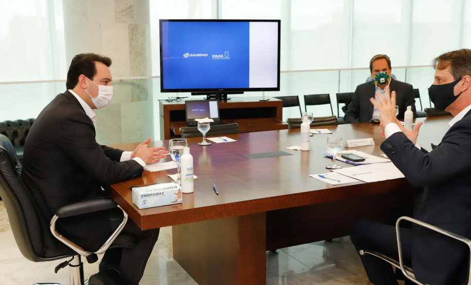 22/05/2020 - Governador Carlos Masa Ratinho Junior durante reunião com o presidente da Sanepar, Claudio Stabile.
