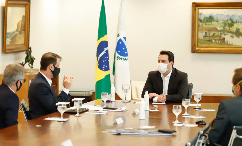 22/05/2020 - Governador Carlos Masa Ratinho Junior durante reunião com o presidente da Sanepar, Claudio Stabile.