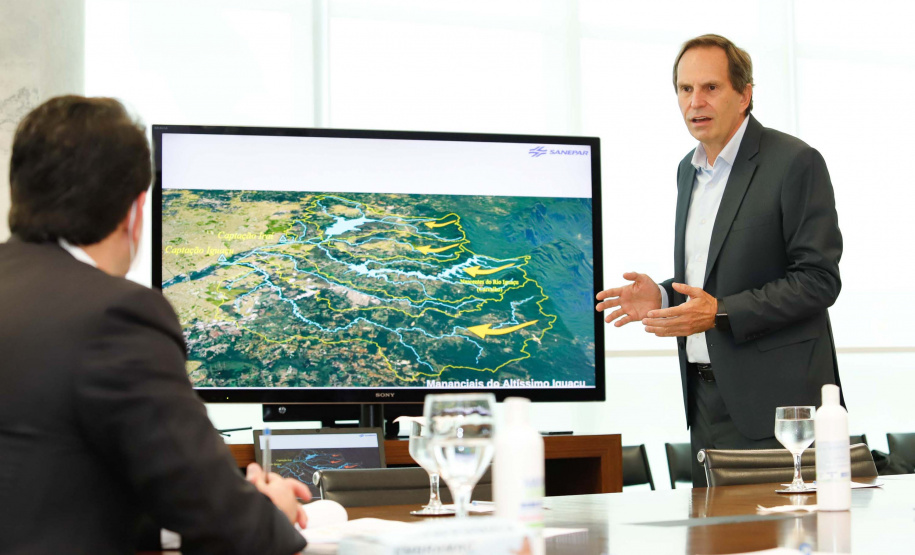 22/05/2020 - Governador Carlos Masa Ratinho Junior durante reunião com o presidente da Sanepar, Claudio Stabile.