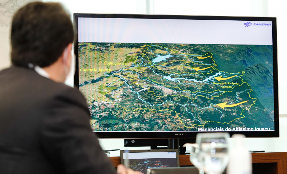 22/05/2020 - Governador Carlos Masa Ratinho Junior durante reunião com o presidente da Sanepar, Claudio Stabile.