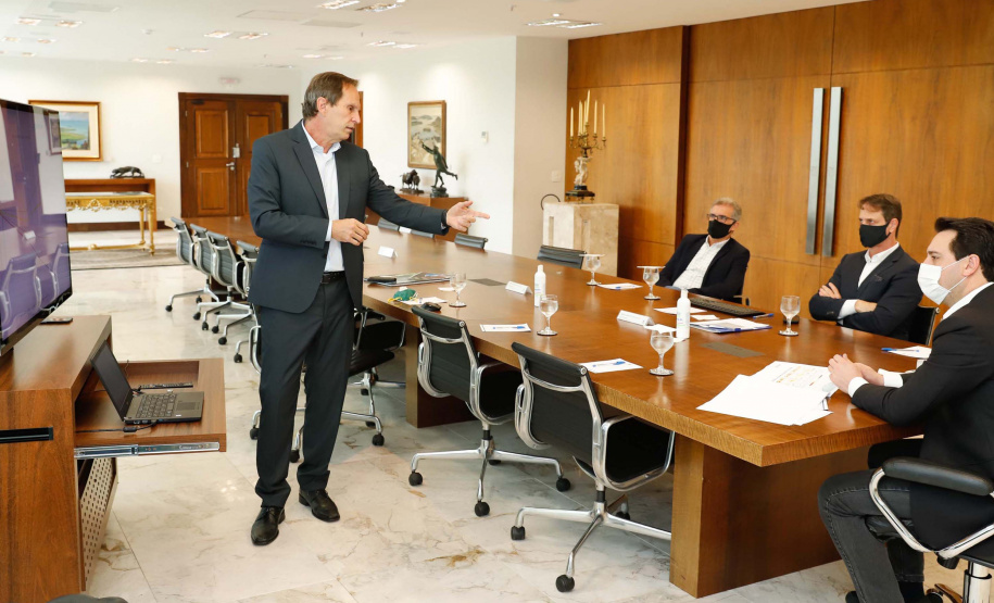 22/05/2020 - Governador Carlos Masa Ratinho Junior durante reunião com o presidente da Sanepar, Claudio Stabile.