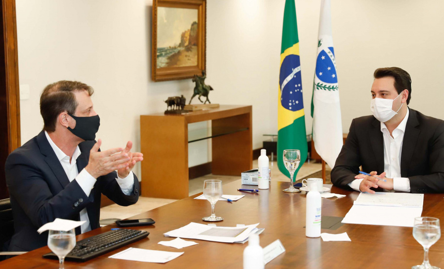 22/05/2020 - Governador Carlos Masa Ratinho Junior durante reunião com o presidente da Sanepar, Claudio Stabile.