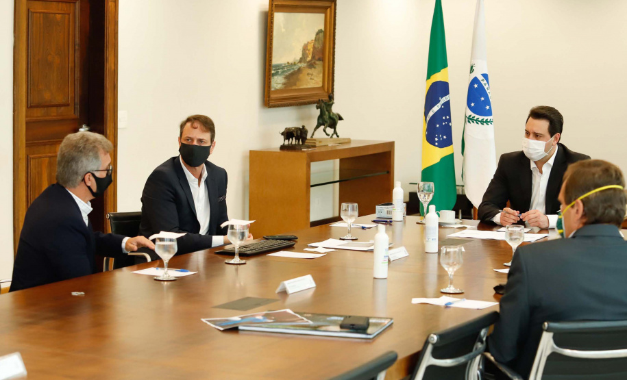 22/05/2020 - Governador Carlos Masa Ratinho Junior durante reunião com o presidente da Sanepar, Claudio Stabile.