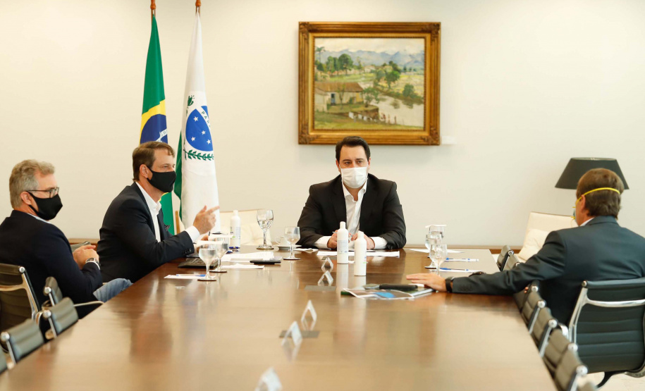 22/05/2020 - Governador Carlos Masa Ratinho Junior durante reunião com o presidente da Sanepar, Claudio Stabile.