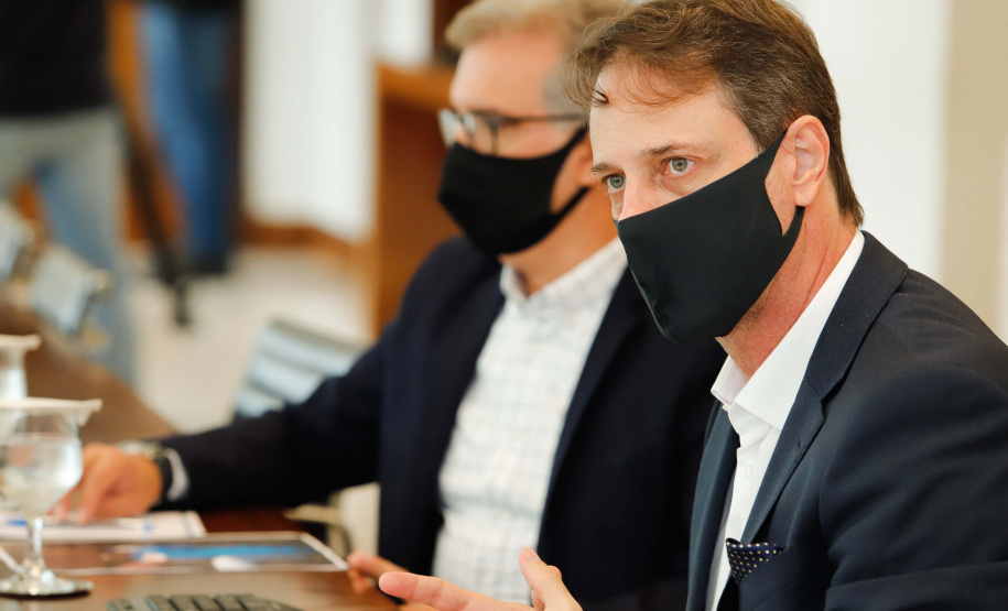 22/05/2020 - Governador Carlos Masa Ratinho Junior durante reunião com o presidente da Sanepar, Claudio Stabile.