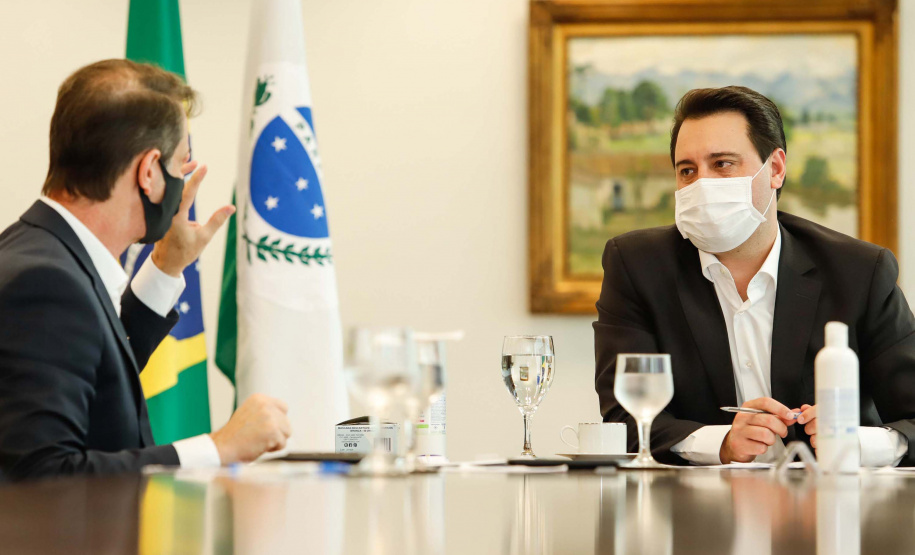 22/05/2020 - Governador Carlos Masa Ratinho Junior durante reunião com o presidente da Sanepar, Claudio Stabile.