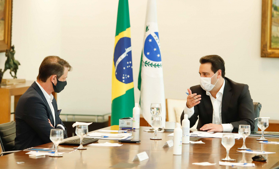 22/05/2020 - Governador Carlos Masa Ratinho Junior durante reunião com o presidente da Sanepar, Claudio Stabile.