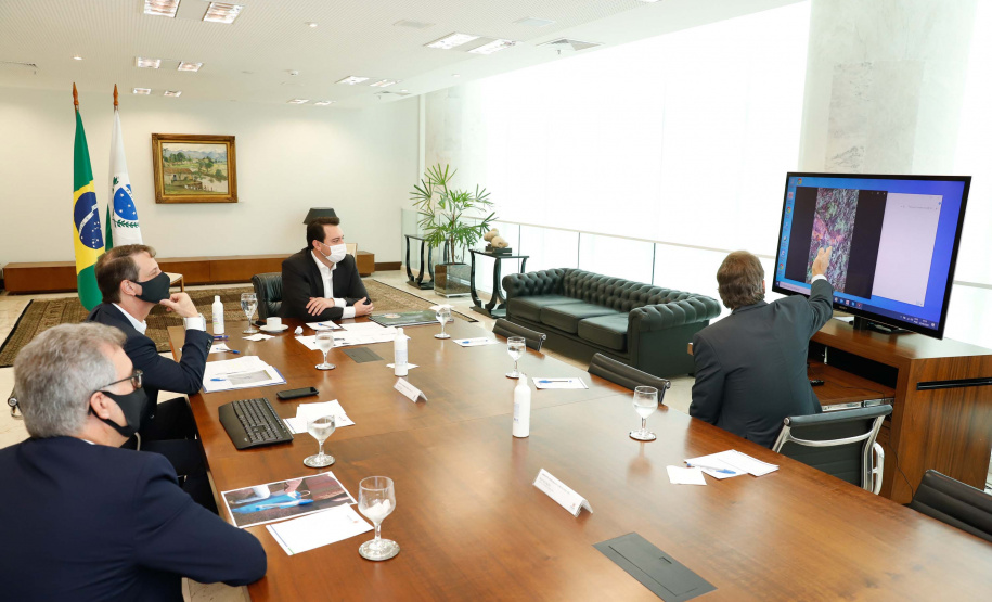 22/05/2020 - Governador Carlos Masa Ratinho Junior durante reunião com o presidente da Sanepar, Claudio Stabile.