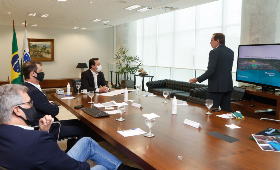 22/05/2020 - Governador Carlos Masa Ratinho Junior durante reunião com o presidente da Sanepar, Claudio Stabile. Foto: Gilson Abreu/AEN