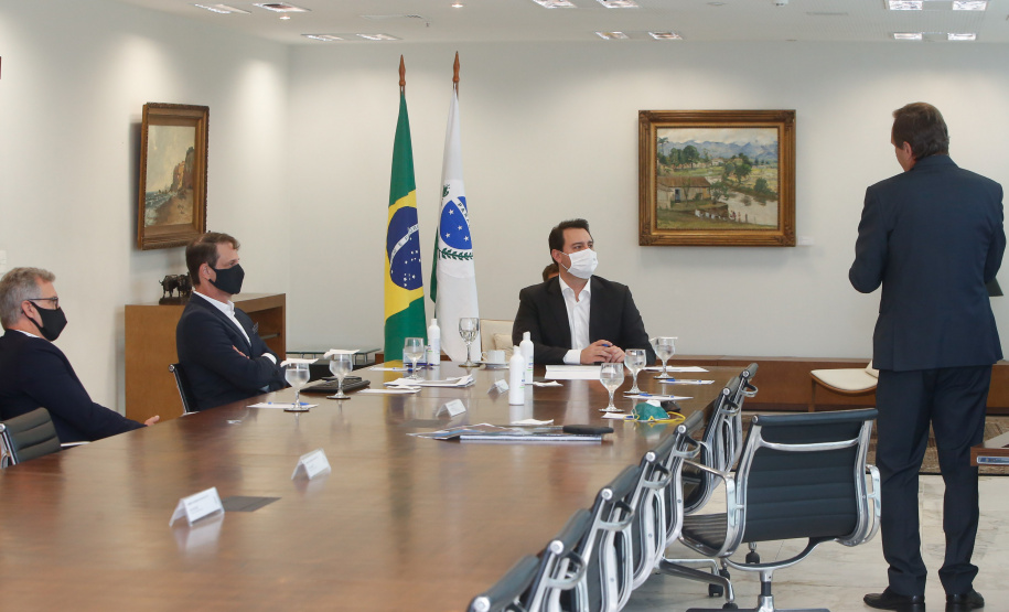 22/05/2020 - Governador Carlos Masa Ratinho Junior durante reunião com o presidente da Sanepar, Claudio Stabile. Foto: Gilson Abreu/AEN