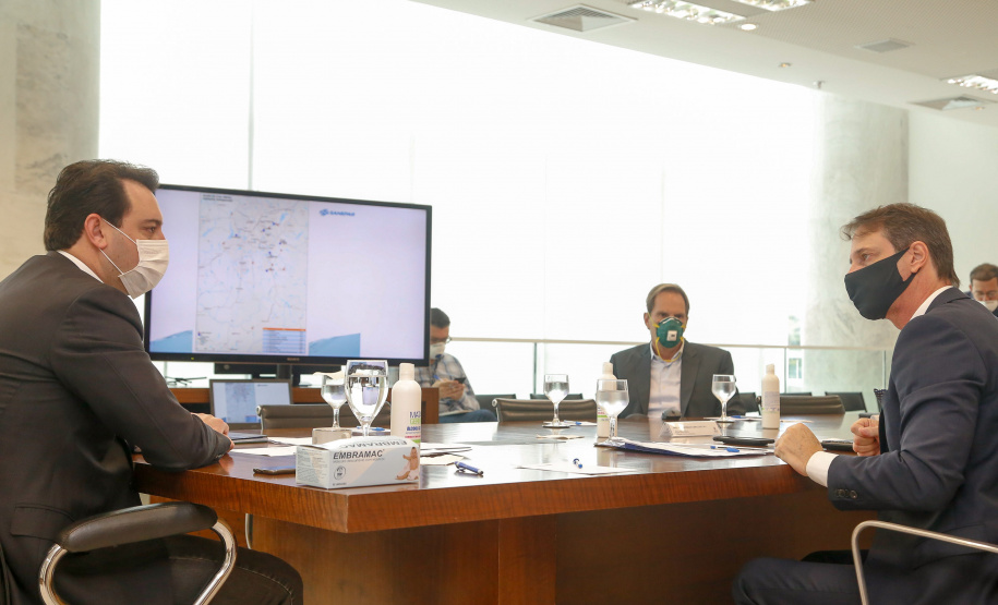 22/05/2020 - Governador Carlos Masa Ratinho Junior durante reunião com o presidente da Sanepar, Claudio Stabile. Foto: Gilson Abreu/AEN