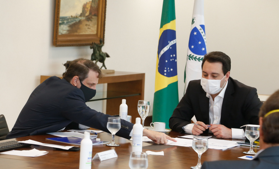 22/05/2020 - Governador Carlos Masa Ratinho Junior durante reunião com o presidente da Sanepar, Claudio Stabile. Foto: Gilson Abreu/AEN