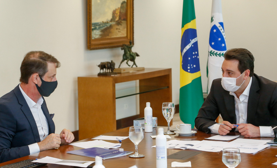 22/05/2020 - Governador Carlos Masa Ratinho Junior durante reunião com o presidente da Sanepar, Claudio Stabile. Foto: Gilson Abreu/AEN