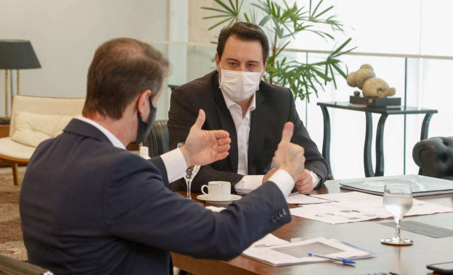 22/05/2020 - Governador Carlos Masa Ratinho Junior durante reunião com o presidente da Sanepar, Claudio Stabile. Foto: Gilson Abreu/AEN