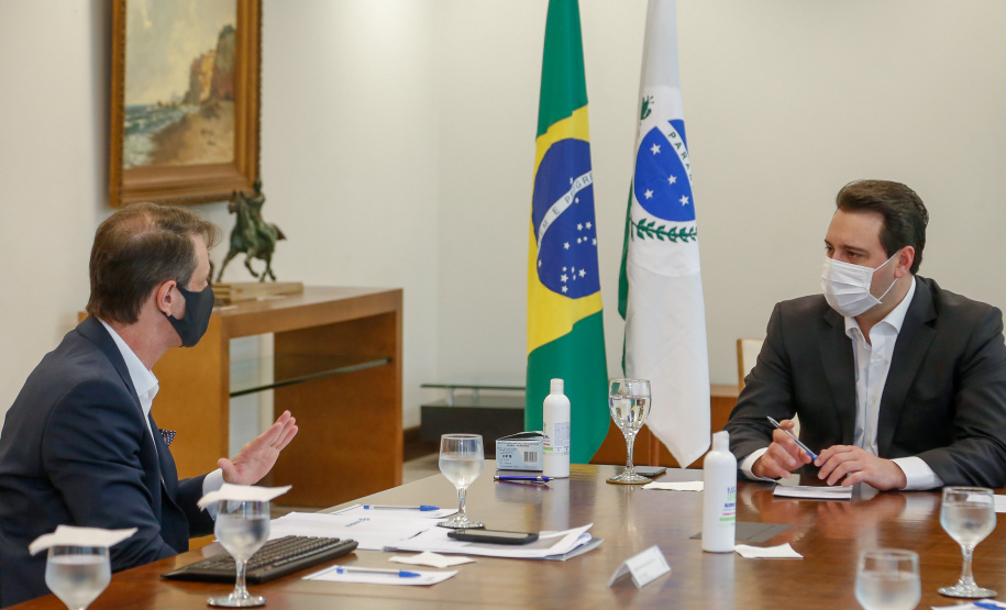 22/05/2020 - Governador Carlos Masa Ratinho Junior durante reunião com o presidente da Sanepar, Claudio Stabile. Foto: Gilson Abreu/AEN