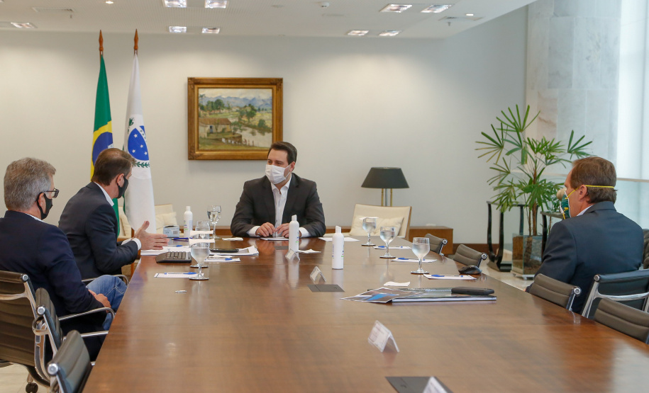 22/05/2020 - Governador Carlos Masa Ratinho Junior durante reunião com o presidente da Sanepar, Claudio Stabile. Foto: Gilson Abreu/AEN