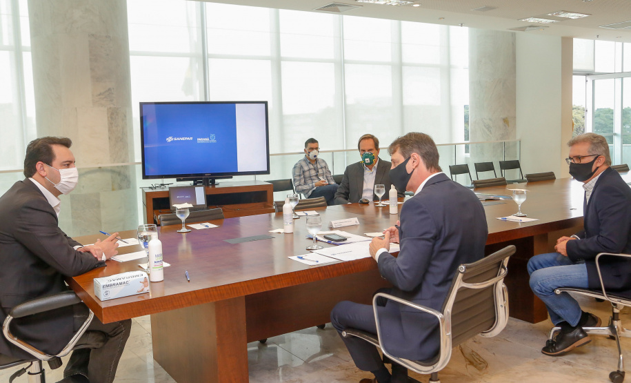 22/05/2020 - Governador Carlos Masa Ratinho Junior durante reunião com o presidente da Sanepar, Claudio Stabile. Foto: Gilson Abreu/AEN