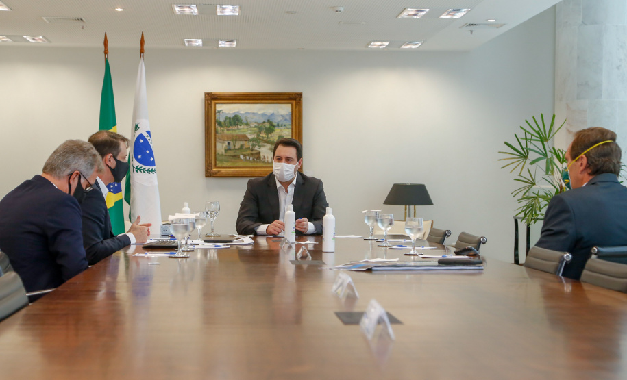 22/05/2020 - Governador Carlos Masa Ratinho Junior durante reunião com o presidente da Sanepar, Claudio Stabile. Foto: Gilson Abreu/AEN