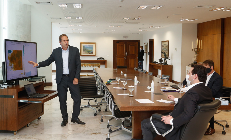 22/05/2020 - Governador Carlos Masa Ratinho Junior durante reunião com o presidente da Sanepar, Claudio Stabile. Foto: Gilson Abreu/AEN