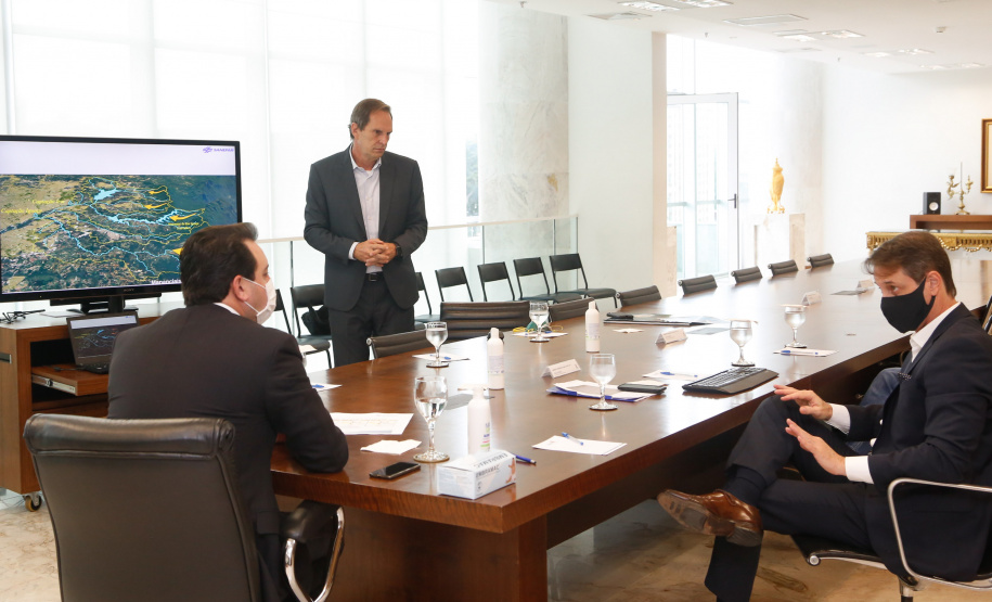 22/05/2020 - Governador Carlos Masa Ratinho Junior durante reunião com o presidente da Sanepar, Claudio Stabile. Foto: Gilson Abreu/AEN