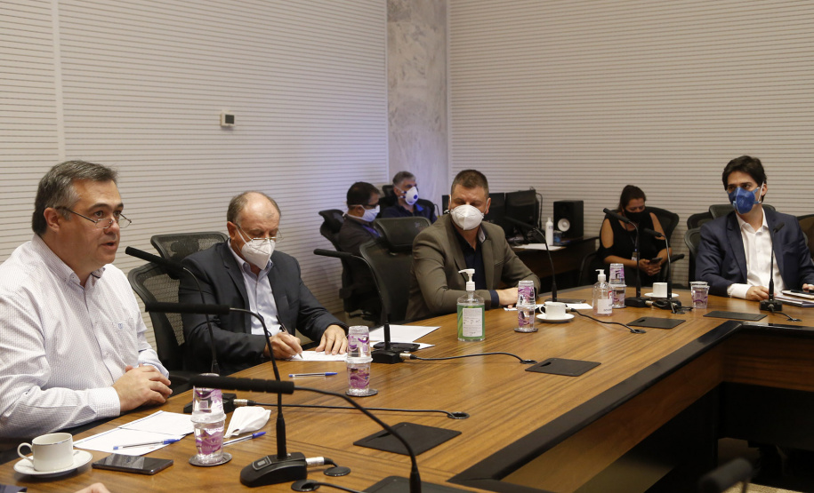 O Governo do Estado quer alinhar ações e estratégias para enfrentamento do coronavírus em todos os municípios vizinhos a Curitiba. A pedido da Associação dos Municípios da Região Metropolitana de Curitiba (Assomec) uma reunião nesta sexta-feira (22), por videoconferência, no Palácio Iguaçu, estabeleceu normas que devem ser postas em prática de forma conjunta pelas cidades para ampliar o alcance e a eficácia do combate ao vírus.
Foto Gilson Abreu/AEN