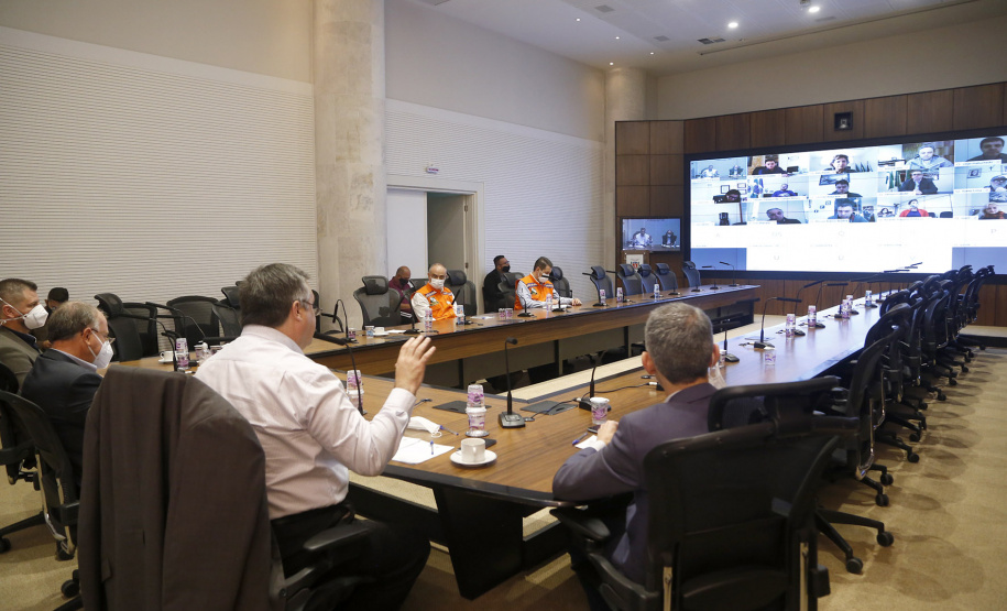 O Governo do Estado quer alinhar ações e estratégias para enfrentamento do coronavírus em todos os municípios vizinhos a Curitiba. A pedido da Associação dos Municípios da Região Metropolitana de Curitiba (Assomec) uma reunião nesta sexta-feira (22), por videoconferência, no Palácio Iguaçu, estabeleceu normas que devem ser postas em prática de forma conjunta pelas cidades para ampliar o alcance e a eficácia do combate ao vírus.
Foto Gilson Abreu/AEN