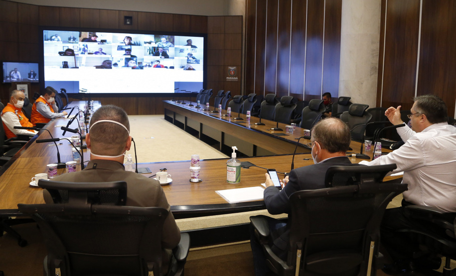 O Governo do Estado quer alinhar ações e estratégias para enfrentamento do coronavírus em todos os municípios vizinhos a Curitiba. A pedido da Associação dos Municípios da Região Metropolitana de Curitiba (Assomec) uma reunião nesta sexta-feira (22), por videoconferência, no Palácio Iguaçu, estabeleceu normas que devem ser postas em prática de forma conjunta pelas cidades para ampliar o alcance e a eficácia do combate ao vírus.
Foto Gilson Abreu/AEN