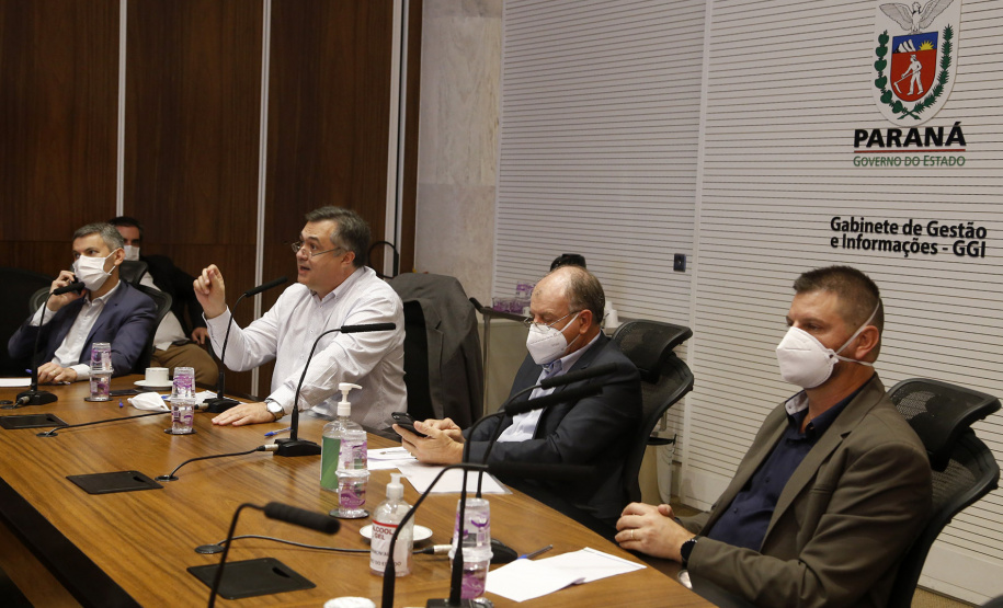 O Governo do Estado quer alinhar ações e estratégias para enfrentamento do coronavírus em todos os municípios vizinhos a Curitiba. A pedido da Associação dos Municípios da Região Metropolitana de Curitiba (Assomec) uma reunião nesta sexta-feira (22), por videoconferência, no Palácio Iguaçu, estabeleceu normas que devem ser postas em prática de forma conjunta pelas cidades para ampliar o alcance e a eficácia do combate ao vírus.
Foto Gilson Abreu/AEN