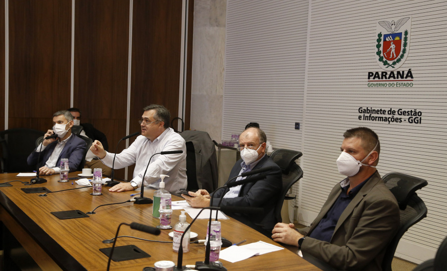 O Governo do Estado quer alinhar ações e estratégias para enfrentamento do coronavírus em todos os municípios vizinhos a Curitiba. A pedido da Associação dos Municípios da Região Metropolitana de Curitiba (Assomec) uma reunião nesta sexta-feira (22), por videoconferência, no Palácio Iguaçu, estabeleceu normas que devem ser postas em prática de forma conjunta pelas cidades para ampliar o alcance e a eficácia do combate ao vírus.
Foto Gilson Abreu/AEN