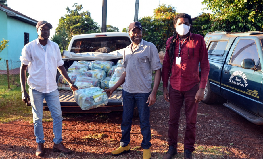 O Governo do Estado reforça o atendimento a comunidades tradicionais neste período de pandemia do coronavírus. Neste mês estão sendo entregues cerca de 1800 cestas básicas a famílias indígenas, quilombolas, ribeirinhos, ilhéus e pescadores artesanais da região Oeste do Paraná. Foto:Neelson Andrade/SUDIS