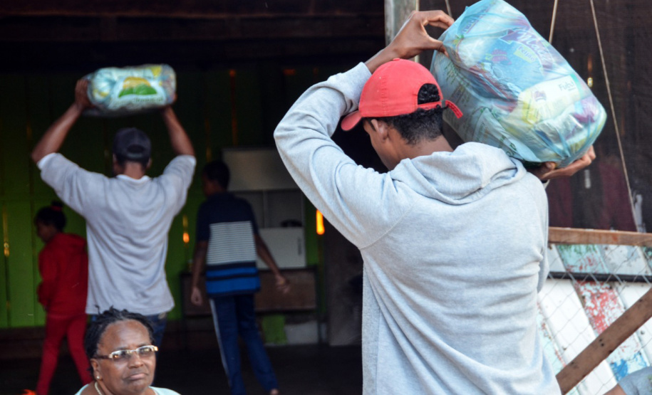 O Governo do Estado reforça o atendimento a comunidades tradicionais neste período de pandemia do coronavírus. Neste mês estão sendo entregues cerca de 1800 cestas básicas a famílias indígenas, quilombolas, ribeirinhos, ilhéus e pescadores artesanais da região Oeste do Paraná. Foto:Neelson Andrade/SUDIS