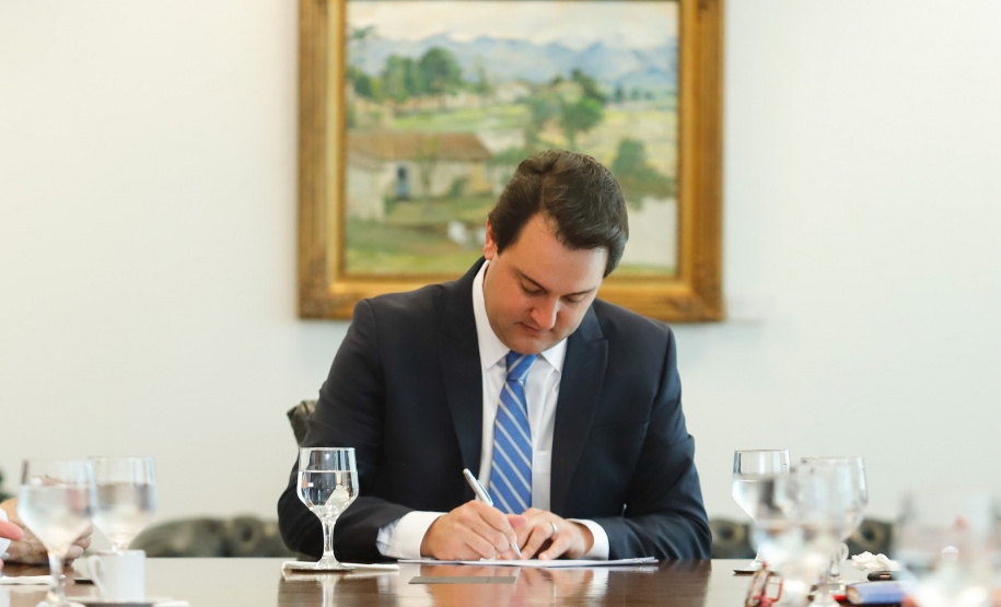 O Paraná ganhou mais uma arma no enfrentamento à circulação do Covid-19. O governador Carlos Massa Ratinho Junior sancionou na quarta-feira (20) o projeto de lei 240/2020 que obriga laboratórios e farmácias de todo o Estado a comunicarem em tempo real os resultados de exames para coronavírus.