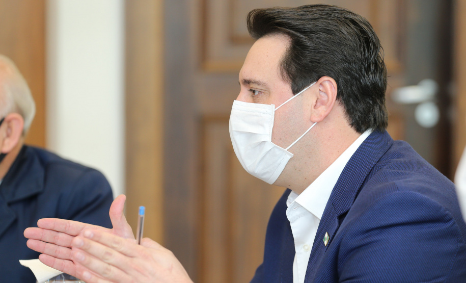 Reuniao Policiais O governador Carlos Massa Ratinho Junior assinou nesta segunda-feira (25) uma Proposta de Emenda à Constituição (PEC) para garantir paridade e integralidade aos servidores das forças de segurança pública que ingressaram na carreira após 2003. A contrapartida é a permanência por cinco anos a mais na ativa sem o recebimento do abono de permanência. A iniciativa engloba policiais civis, policiais penais e as carreiras da Polícia Científica.Foto: Geraldo Bubniak/AEN