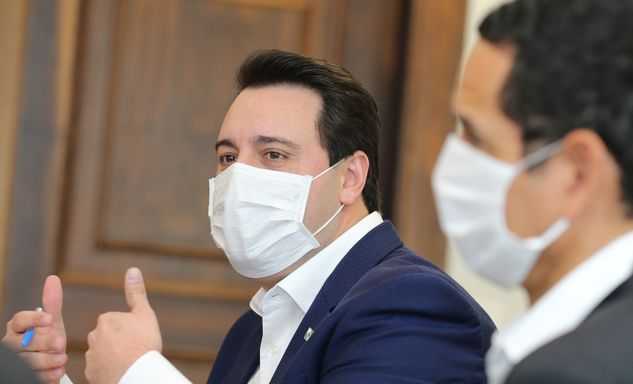 Reuniao Policiais O governador Carlos Massa Ratinho Junior assinou nesta segunda-feira (25) uma Proposta de Emenda à Constituição (PEC) para garantir paridade e integralidade aos servidores das forças de segurança pública que ingressaram na carreira após 2003. A contrapartida é a permanência por cinco anos a mais na ativa sem o recebimento do abono de permanência. A iniciativa engloba policiais civis, policiais penais e as carreiras da Polícia Científica. - Foto: Geraldo Bubniak/AEN