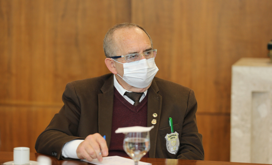 Reuniao Policiais O governador Carlos Massa Ratinho Junior assinou nesta segunda-feira (25) uma Proposta de Emenda à Constituição (PEC) para garantir paridade e integralidade aos servidores das forças de segurança pública que ingressaram na carreira após 2003. A contrapartida é a permanência por cinco anos a mais na ativa sem o recebimento do abono de permanência. A iniciativa engloba policiais civis, policiais penais e as carreiras da Polícia Científica. Foto: Geraldo Bubniak/AEN