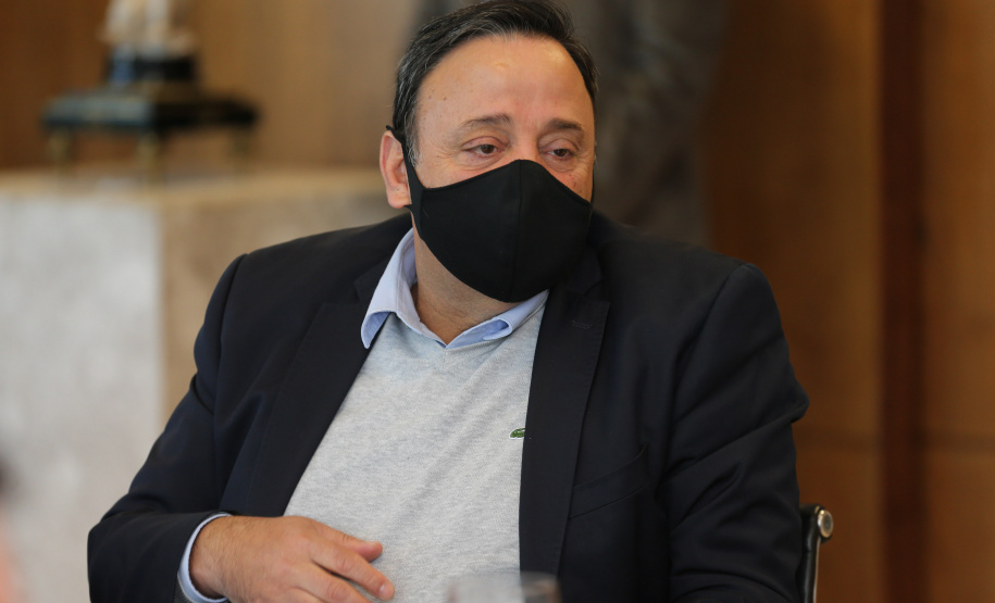 Reuniao Policiais O governador Carlos Massa Ratinho Junior assinou nesta segunda-feira (25) uma Proposta de Emenda à Constituição (PEC) para garantir paridade e integralidade aos servidores das forças de segurança pública que ingressaram na carreira após 2003. A contrapartida é a permanência por cinco anos a mais na ativa sem o recebimento do abono de permanência. A iniciativa engloba policiais civis, policiais penais e as carreiras da Polícia Científica.- Foto: Geraldo Bubniak/AEN