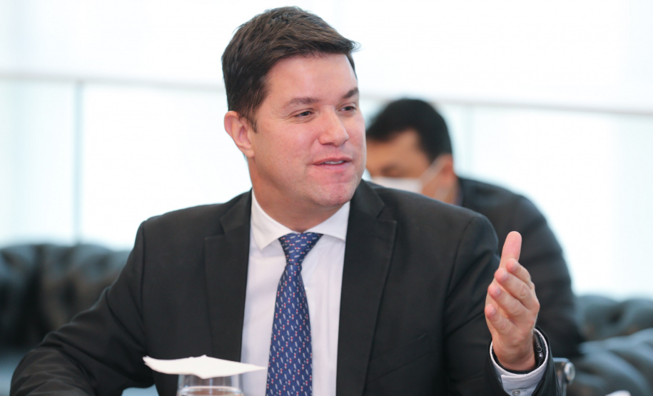 Reuniao Policiais O governador Carlos Massa Ratinho Junior assinou nesta segunda-feira (25) uma Proposta de Emenda à Constituição (PEC) para garantir paridade e integralidade aos servidores das forças de segurança pública que ingressaram na carreira após 2003. A contrapartida é a permanência por cinco anos a mais na ativa sem o recebimento do abono de permanência. A iniciativa engloba policiais civis, policiais penais e as carreiras da Polícia Científica.