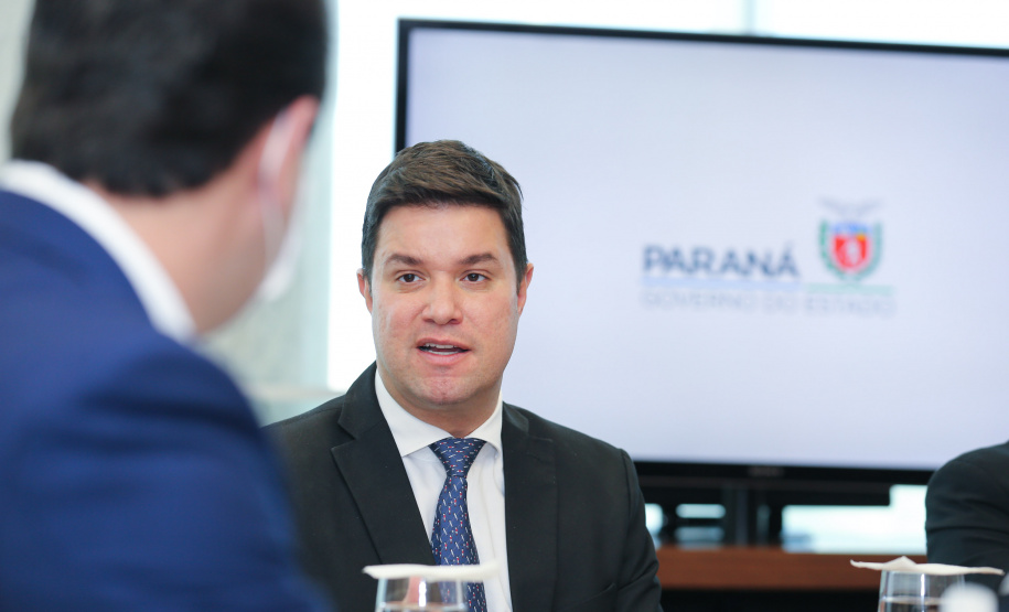 Reuniao Policiais O governador Carlos Massa Ratinho Junior assinou nesta segunda-feira (25) uma Proposta de Emenda à Constituição (PEC) para garantir paridade e integralidade aos servidores das forças de segurança pública que ingressaram na carreira após 2003. A contrapartida é a permanência por cinco anos a mais na ativa sem o recebimento do abono de permanência. A iniciativa engloba policiais civis, policiais penais e as carreiras da Polícia Científica. Foto: Geraldo Bubniak/AEN