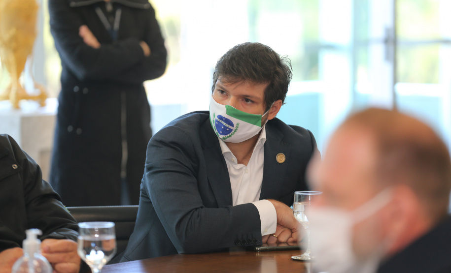 Reuniao Policiais O governador Carlos Massa Ratinho Junior assinou nesta segunda-feira (25) uma Proposta de Emenda à Constituição (PEC) para garantir paridade e integralidade aos servidores das forças de segurança pública que ingressaram na carreira após 2003. A contrapartida é a permanência por cinco anos a mais na ativa sem o recebimento do abono de permanência. A iniciativa engloba policiais civis, policiais penais e as carreiras da Polícia Científica.Foto: Geraldo Bubniak/AEN