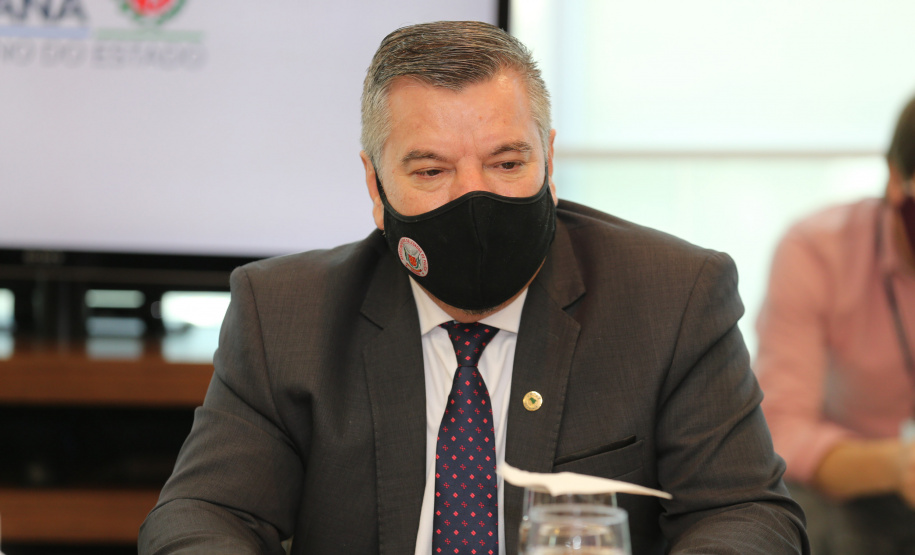 Reuniao Policiais O governador Carlos Massa Ratinho Junior assinou nesta segunda-feira (25) uma Proposta de Emenda à Constituição (PEC) para garantir paridade e integralidade aos servidores das forças de segurança pública que ingressaram na carreira após 2003. A contrapartida é a permanência por cinco anos a mais na ativa sem o recebimento do abono de permanência. A iniciativa engloba policiais civis, policiais penais e as carreiras da Polícia Científica. Foto: Geraldo Bubniak/AEN