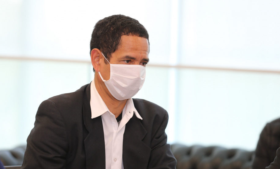 Reuniao Policiais O governador Carlos Massa Ratinho Junior assinou nesta segunda-feira (25) uma Proposta de Emenda à Constituição (PEC) para garantir paridade e integralidade aos servidores das forças de segurança pública que ingressaram na carreira após 2003. A contrapartida é a permanência por cinco anos a mais na ativa sem o recebimento do abono de permanência. A iniciativa engloba policiais civis, policiais penais e as carreiras da Polícia Científica. Foto: Geraldo Bubniak/AEN