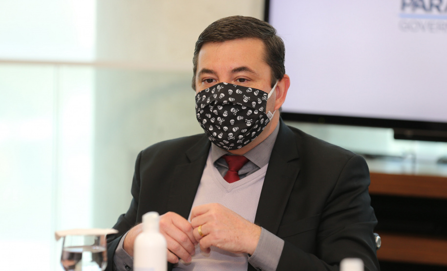 Reuniao Policiais O governador Carlos Massa Ratinho Junior assinou nesta segunda-feira (25) uma Proposta de Emenda à Constituição (PEC) para garantir paridade e integralidade aos servidores das forças de segurança pública que ingressaram na carreira após 2003. A contrapartida é a permanência por cinco anos a mais na ativa sem o recebimento do abono de permanência. A iniciativa engloba policiais civis, policiais penais e as carreiras da Polícia Científica.Foto: Geraldo Bubniak/AEN