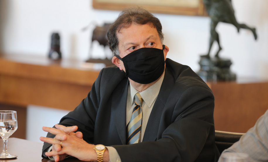 Reuniao Policiais O governador Carlos Massa Ratinho Junior assinou nesta segunda-feira (25) uma Proposta de Emenda à Constituição (PEC) para garantir paridade e integralidade aos servidores das forças de segurança pública que ingressaram na carreira após 2003. A contrapartida é a permanência por cinco anos a mais na ativa sem o recebimento do abono de permanência. A iniciativa engloba policiais civis, policiais penais e as carreiras da Polícia Científica. Foto: Geraldo Bubniak/AEN