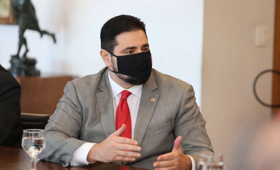 Reuniao Policiais O governador Carlos Massa Ratinho Junior assinou nesta segunda-feira (25) uma Proposta de Emenda à Constituição (PEC) para garantir paridade e integralidade aos servidores das forças de segurança pública que ingressaram na carreira após 2003. A contrapartida é a permanência por cinco anos a mais na ativa sem o recebimento do abono de permanência. A iniciativa engloba policiais civis, policiais penais e as carreiras da Polícia Científica. Foto: Geraldo Bubniak/AEN