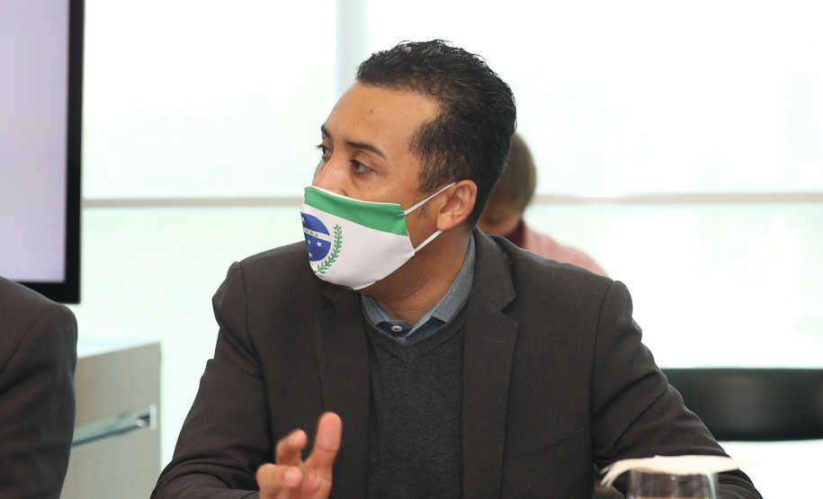 Reuniao Policiais O governador Carlos Massa Ratinho Junior assinou nesta segunda-feira (25) uma Proposta de Emenda à Constituição (PEC) para garantir paridade e integralidade aos servidores das forças de segurança pública que ingressaram na carreira após 2003. A contrapartida é a permanência por cinco anos a mais na ativa sem o recebimento do abono de permanência. A iniciativa engloba policiais civis, policiais penais e as carreiras da Polícia Científica. Foto: Geraldo Bubniak/AEN