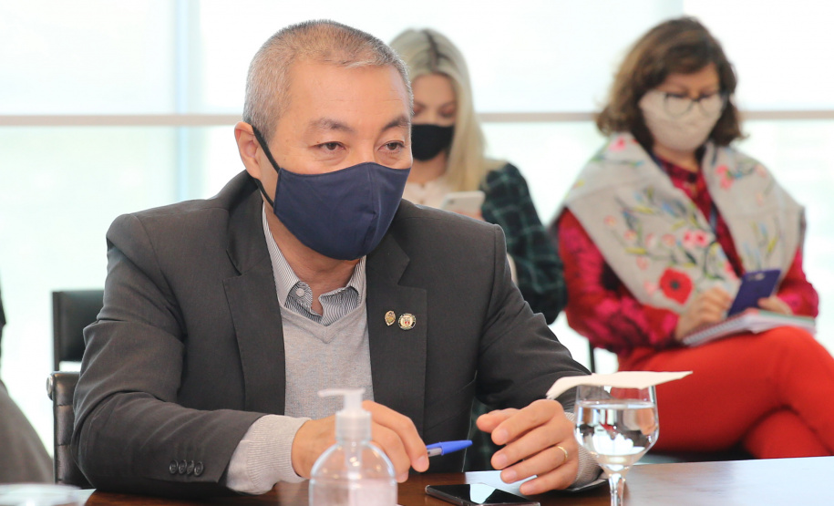 Reuniao Policiais O governador Carlos Massa Ratinho Junior assinou nesta segunda-feira (25) uma Proposta de Emenda à Constituição (PEC) para garantir paridade e integralidade aos servidores das forças de segurança pública que ingressaram na carreira após 2003. A contrapartida é a permanência por cinco anos a mais na ativa sem o recebimento do abono de permanência. A iniciativa engloba policiais civis, policiais penais e as carreiras da Polícia Científica.Foto: Geraldo Bubniak/AEN