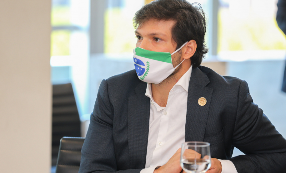 Reuniao Policiais O governador Carlos Massa Ratinho Junior assinou nesta segunda-feira (25) uma Proposta de Emenda à Constituição (PEC) para garantir paridade e integralidade aos servidores das forças de segurança pública que ingressaram na carreira após 2003. A contrapartida é a permanência por cinco anos a mais na ativa sem o recebimento do abono de permanência. A iniciativa engloba policiais civis, policiais penais e as carreiras da Polícia Científica.- Foto: Geraldo Bubniak/AEN