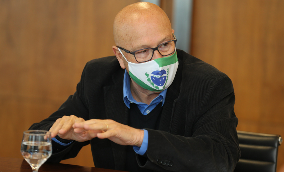 Reuniao Policiais O governador Carlos Massa Ratinho Junior assinou nesta segunda-feira (25) uma Proposta de Emenda à Constituição (PEC) para garantir paridade e integralidade aos servidores das forças de segurança pública que ingressaram na carreira após 2003. A contrapartida é a permanência por cinco anos a mais na ativa sem o recebimento do abono de permanência. A iniciativa engloba policiais civis, policiais penais e as carreiras da Polícia Científica.- Foto: Geraldo Bubniak/AEN