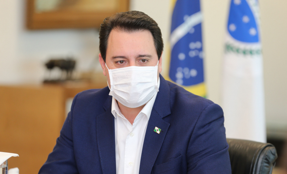 Reuniao Policiais O governador Carlos Massa Ratinho Junior assinou nesta segunda-feira (25) uma Proposta de Emenda à Constituição (PEC) para garantir paridade e integralidade aos servidores das forças de segurança pública que ingressaram na carreira após 2003. A contrapartida é a permanência por cinco anos a mais na ativa sem o recebimento do abono de permanência. A iniciativa engloba policiais civis, policiais penais e as carreiras da Polícia Científica.