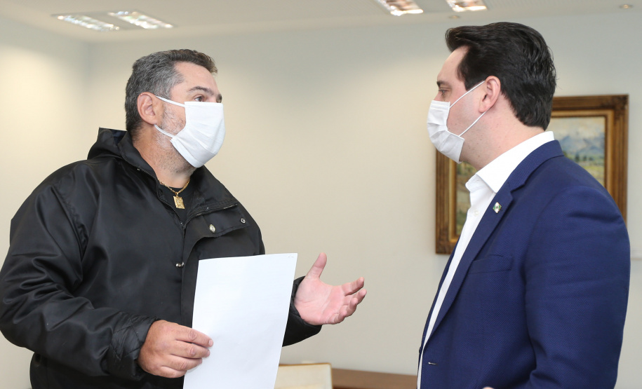 Reuniao Policiais O governador Carlos Massa Ratinho Junior assinou nesta segunda-feira (25) uma Proposta de Emenda à Constituição (PEC) para garantir paridade e integralidade aos servidores das forças de segurança pública que ingressaram na carreira após 2003. A contrapartida é a permanência por cinco anos a mais na ativa sem o recebimento do abono de permanência. A iniciativa engloba policiais civis, policiais penais e as carreiras da Polícia Científica. - Foto: Geraldo Bubniak/AEN